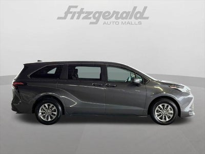 2025 Toyota Sienna LE 8 Passenger