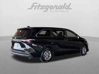 2025 Toyota Sienna LE 8 Passenger