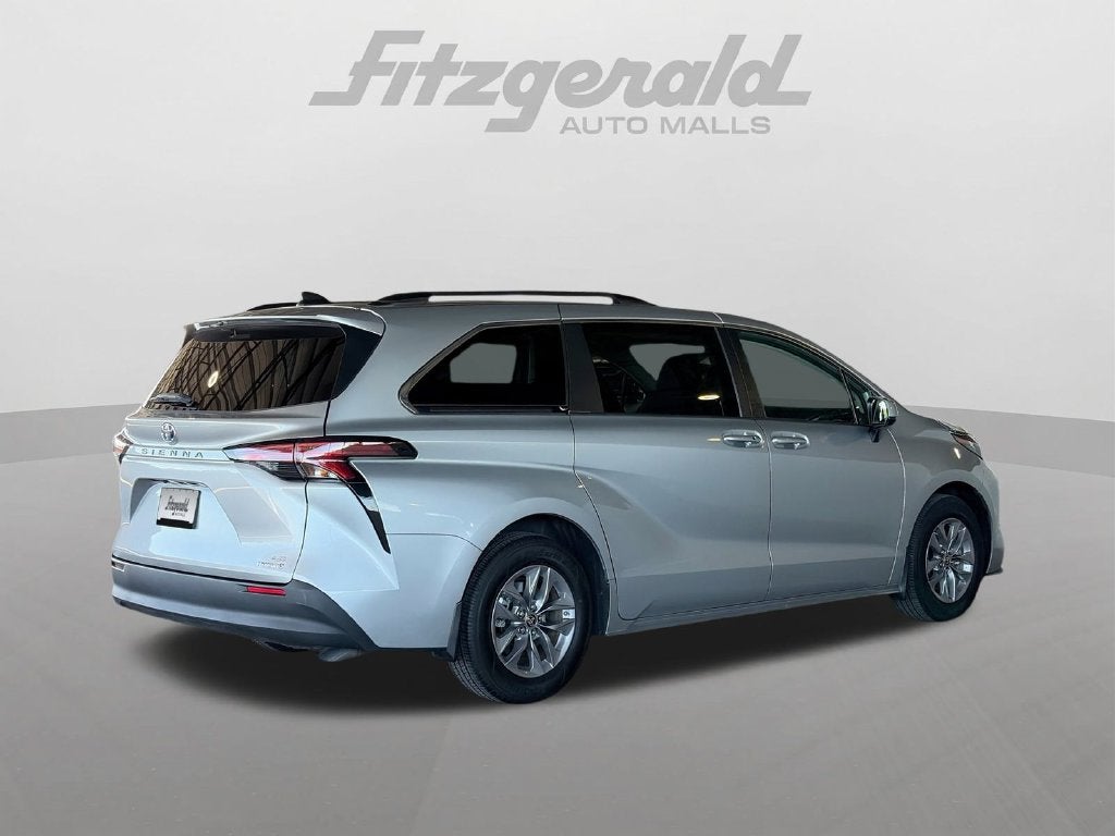 2022 Toyota Sienna LE 8 Passenger