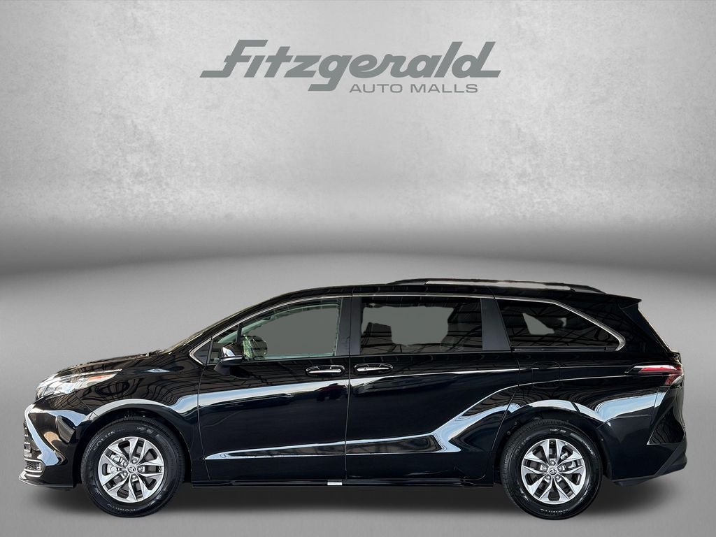 2025 Toyota Sienna XLE 8 Passenger
