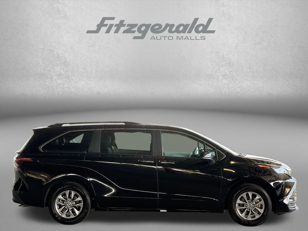 2025 Toyota Sienna XLE 8 Passenger