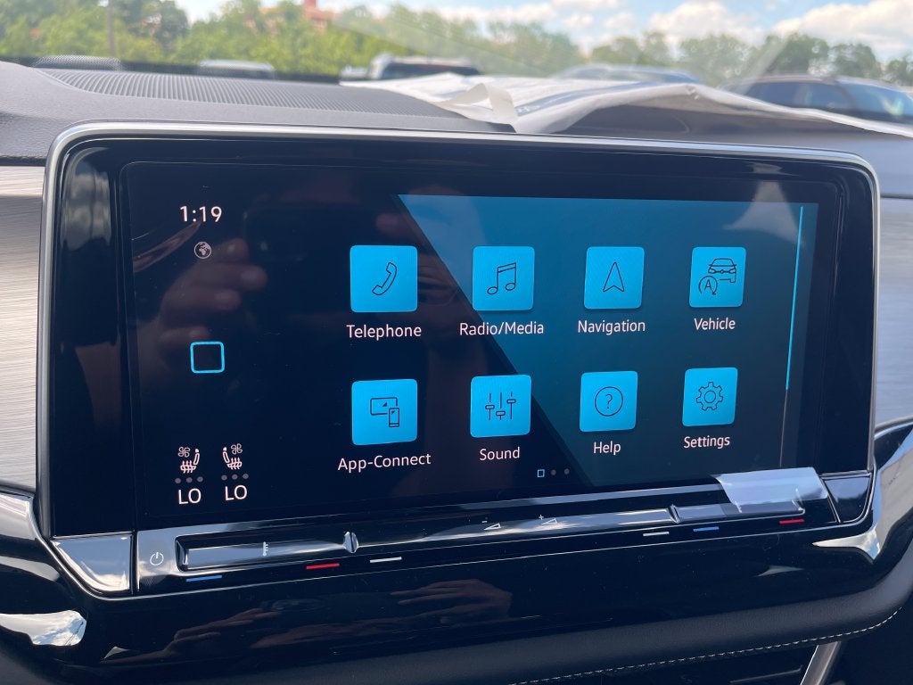 2026 Volkswagen Atlas Cross Sport 2.0T SE w/Technology