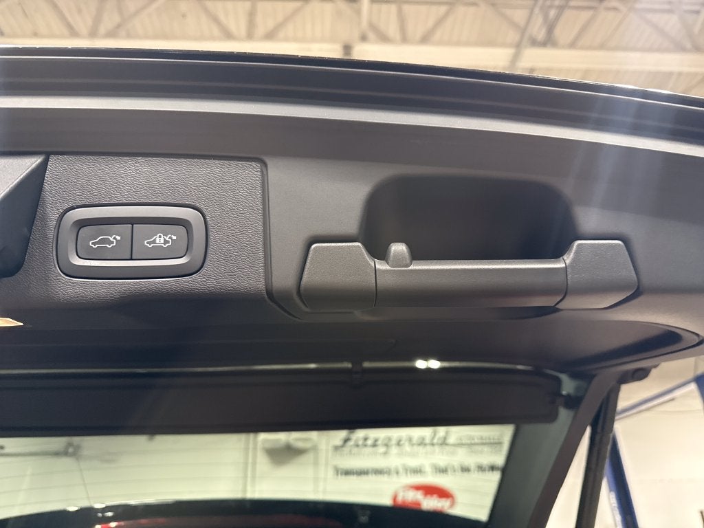 2023 Volvo XC60 Recharge Plug-In Hybrid T8 Plus Bright Theme