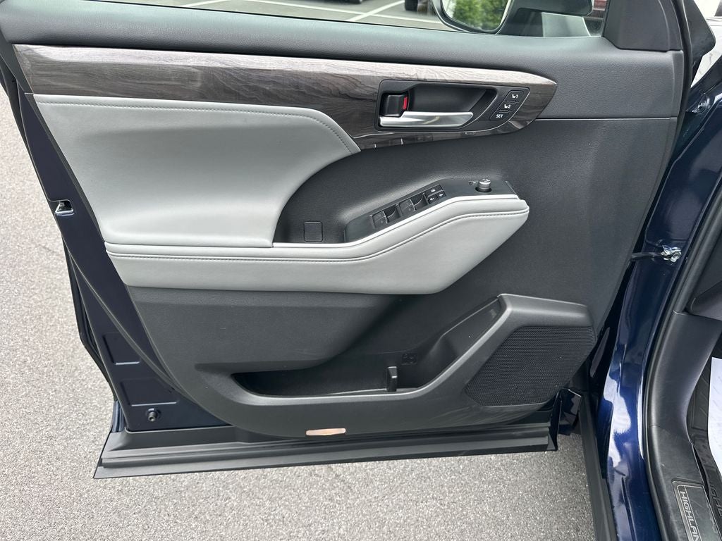 2023 Toyota Highlander Hybrid Platinum