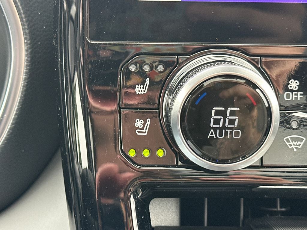 2023 Toyota Highlander Hybrid Platinum