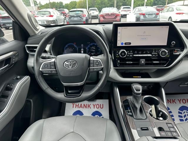 2023 Toyota Highlander Hybrid Platinum