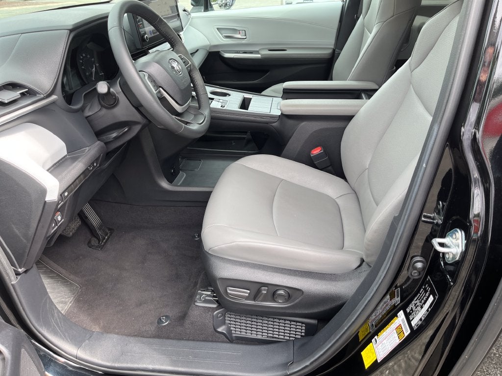 2025 Toyota Sienna XLE 8 Passenger