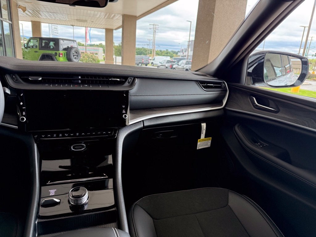 2027 Jeep Grand Cherokee Laredo Altitude
