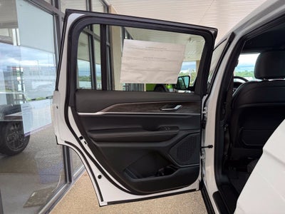 2027 Jeep Grand Cherokee Laredo Altitude