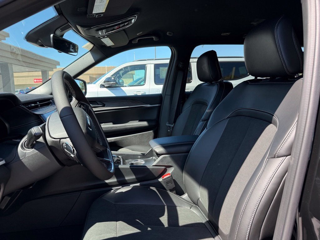 2027 Jeep Grand Cherokee Laredo Altitude