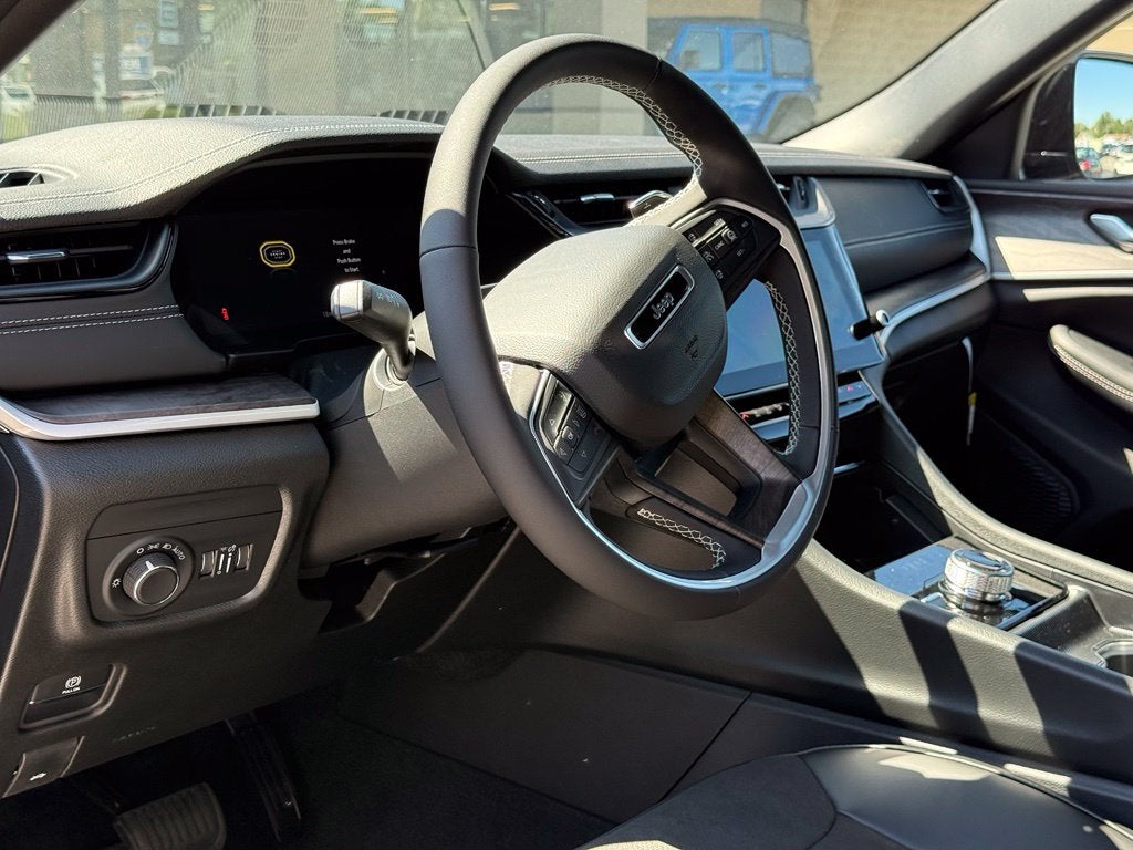 2027 Jeep Grand Cherokee Laredo Altitude