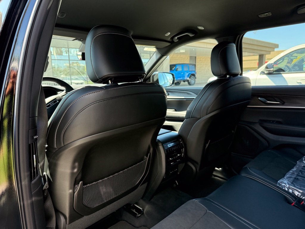2027 Jeep Grand Cherokee Laredo Altitude