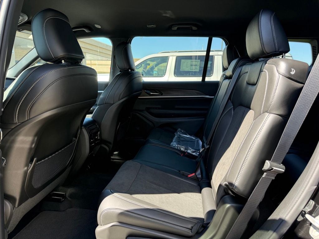 2027 Jeep Grand Cherokee Laredo Altitude