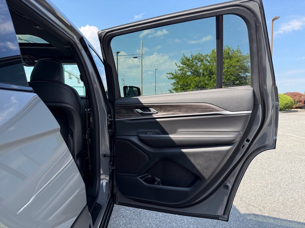 2027 Jeep Grand Cherokee Laredo Altitude