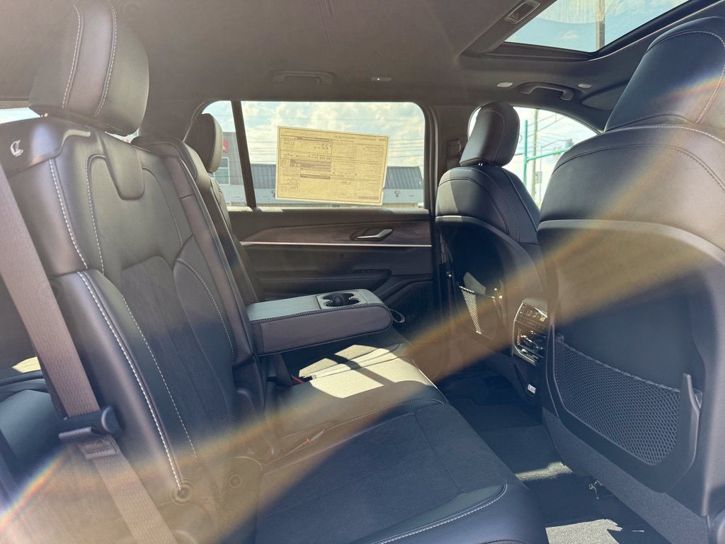 2027 Jeep Grand Cherokee Laredo Altitude