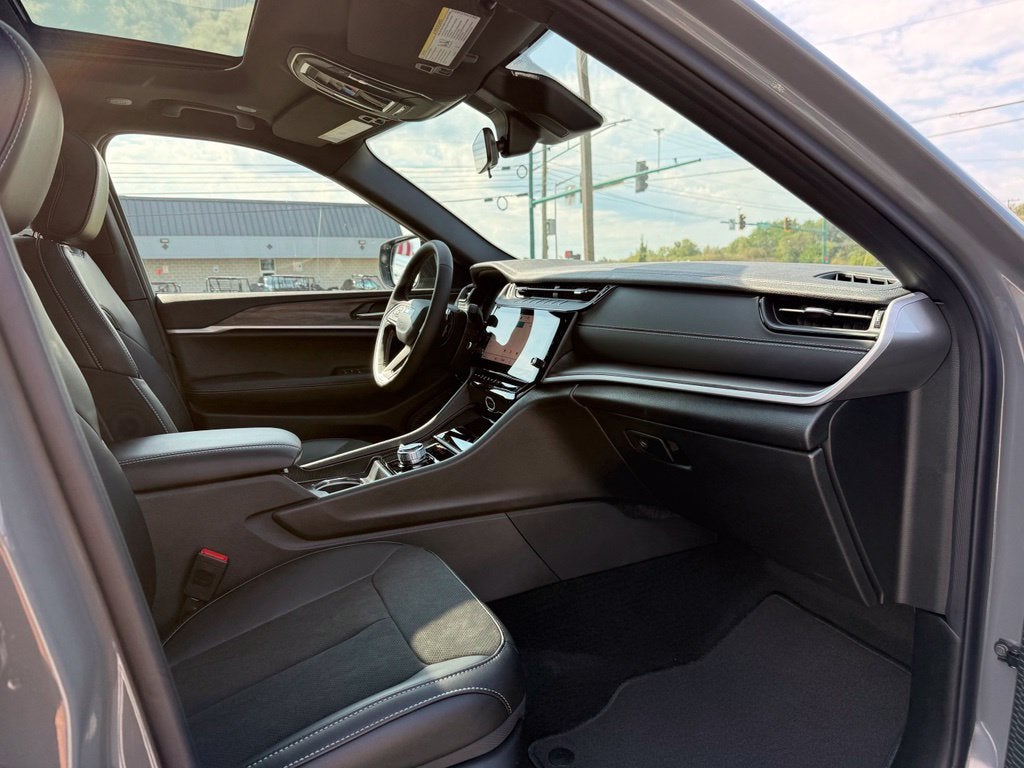 2027 Jeep Grand Cherokee Laredo Altitude
