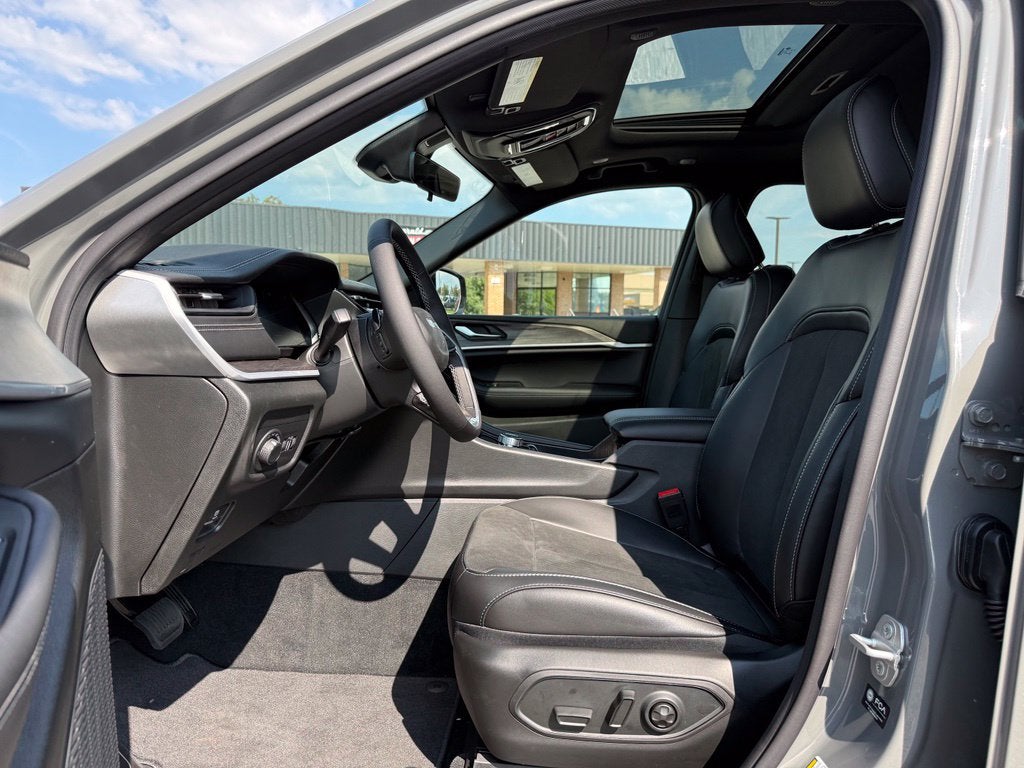 2027 Jeep Grand Cherokee Laredo Altitude