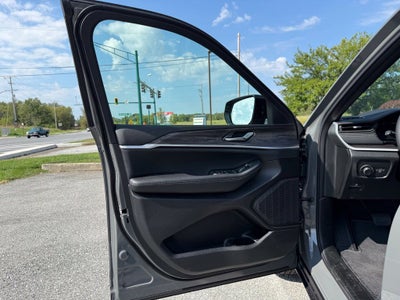 2027 Jeep Grand Cherokee Laredo Altitude