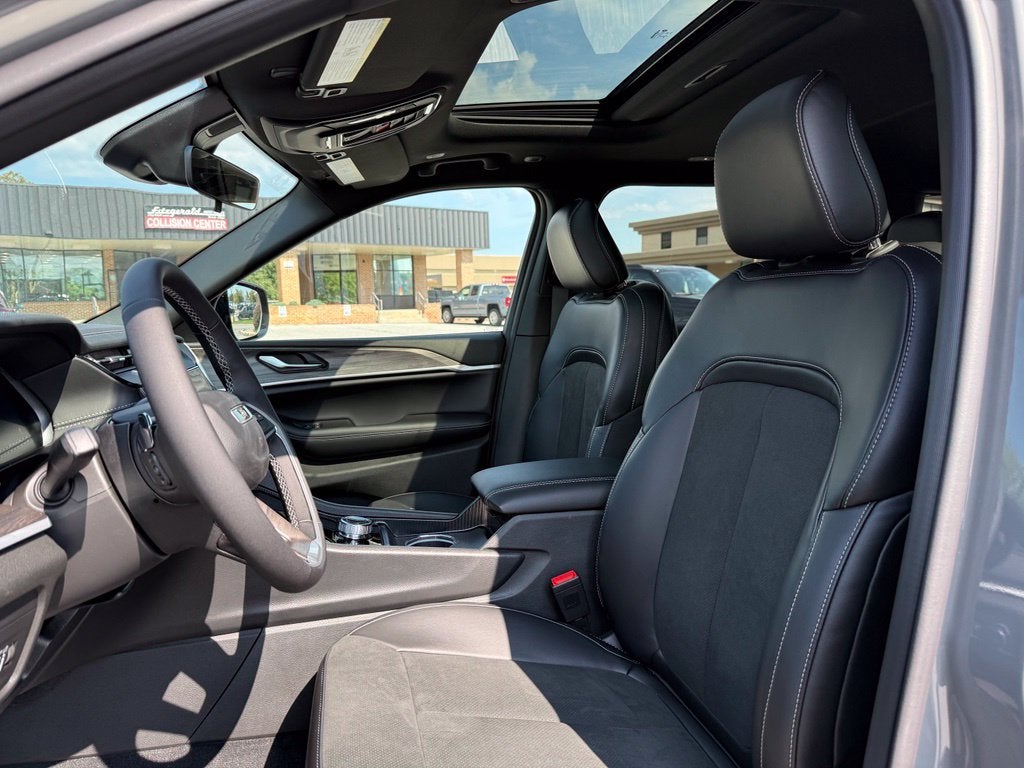 2027 Jeep Grand Cherokee Laredo Altitude