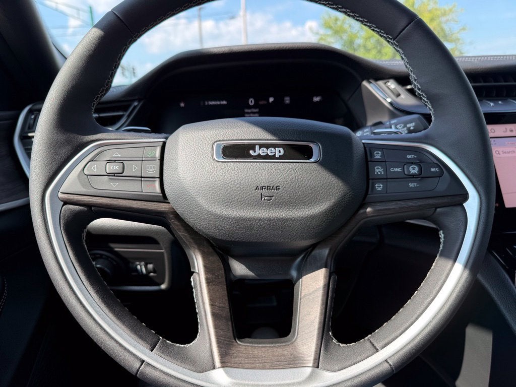 2027 Jeep Grand Cherokee Laredo Altitude