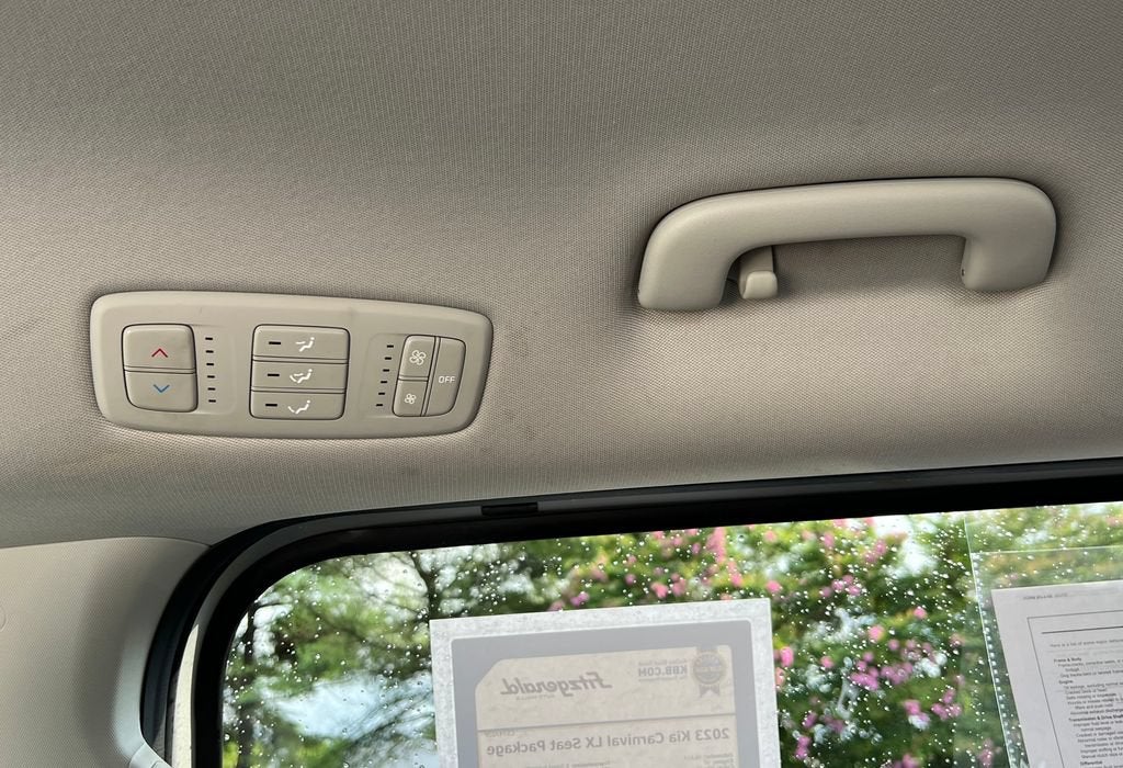 2023 Kia Carnival LX