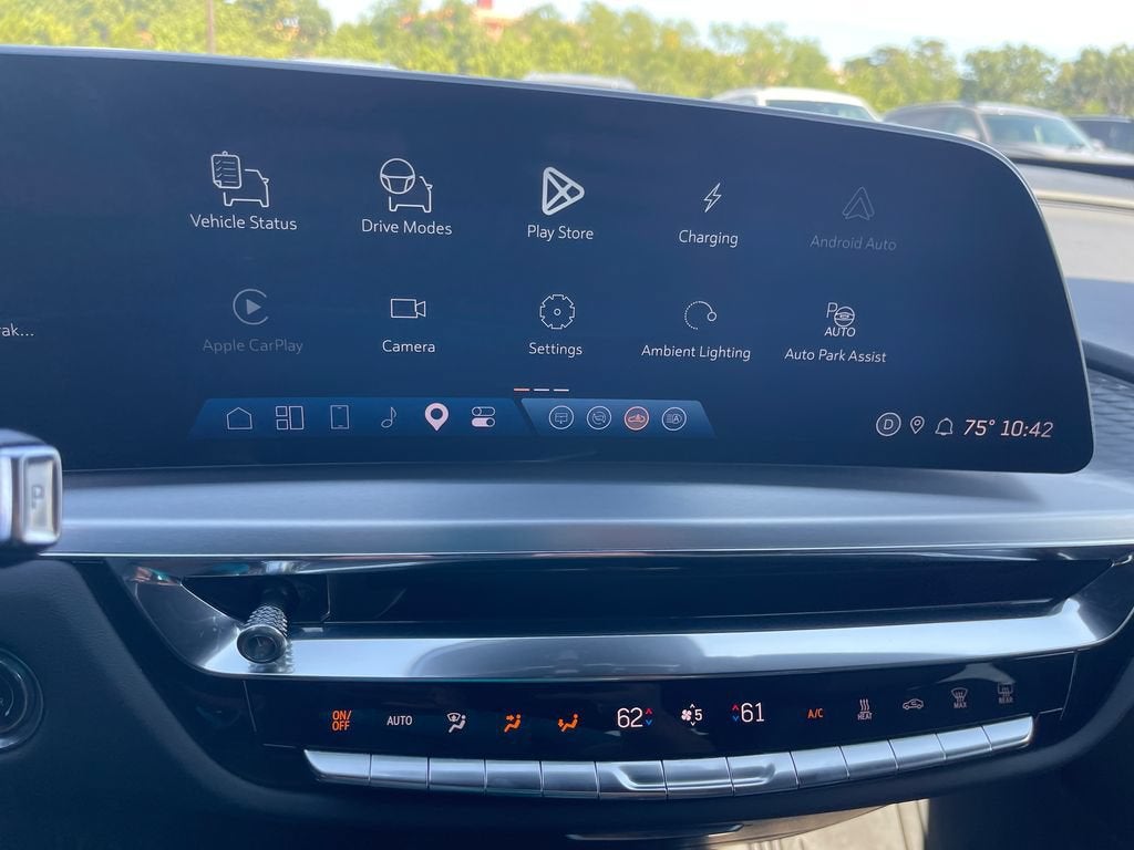 2025 Cadillac LYRIQ Luxury 3