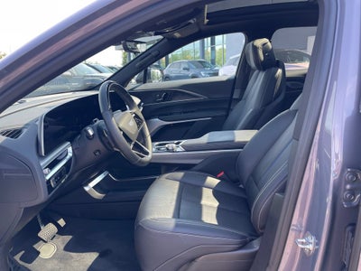 2025 Cadillac LYRIQ Luxury 3