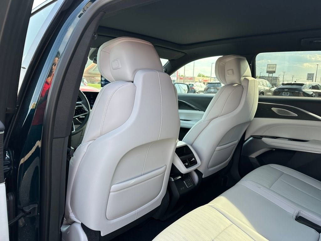 2024 Cadillac LYRIQ Luxury 2