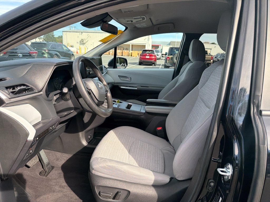 2025 Toyota Sienna LE 8 Passenger