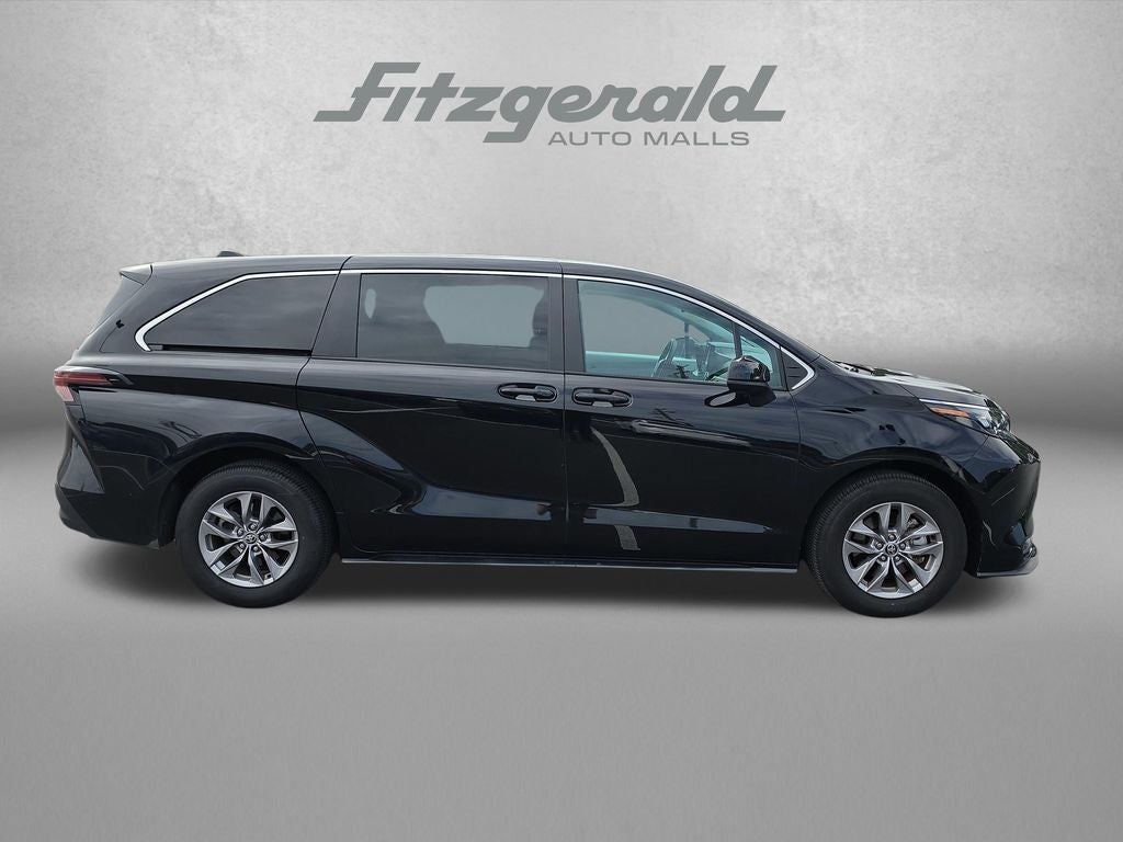 2025 Toyota Sienna LE 8 Passenger