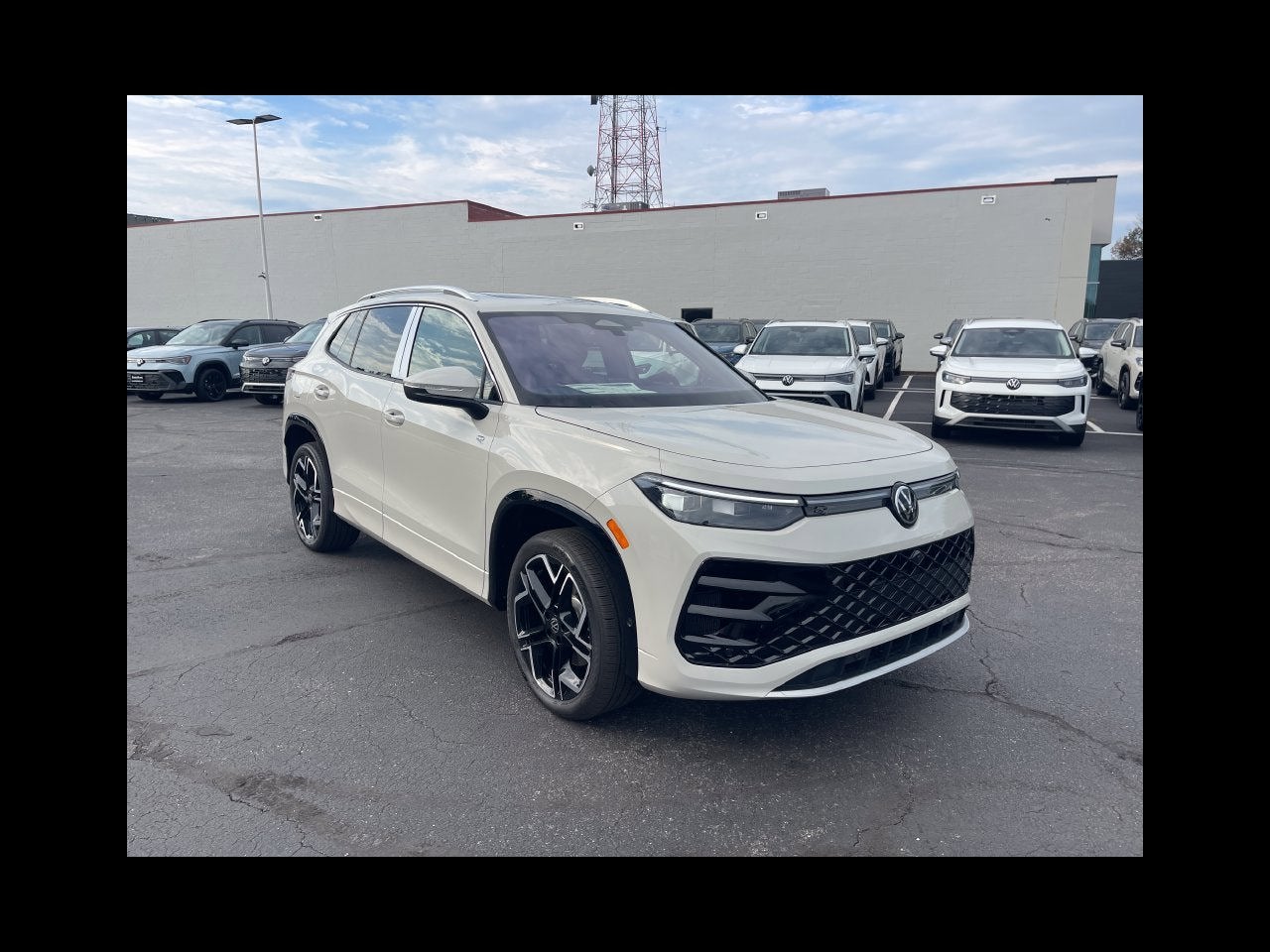 2026 Volkswagen Tiguan SEL R-Line Turbo 4MOTION