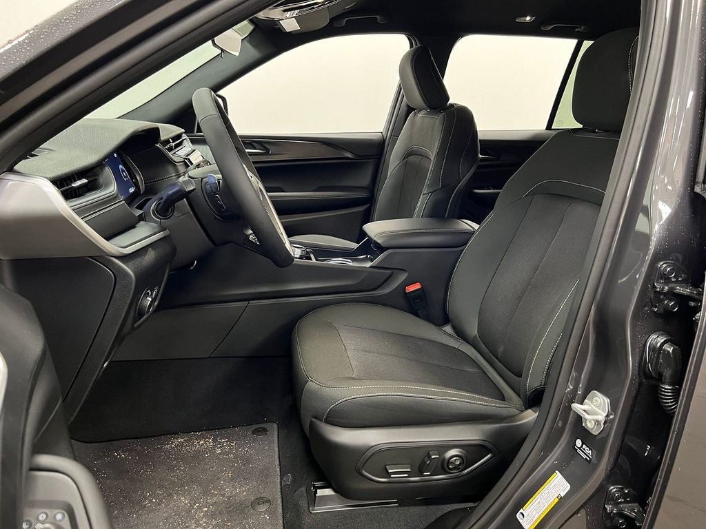 2025 Jeep Grand Cherokee GRAND CHEROKEE LAREDO 4X2